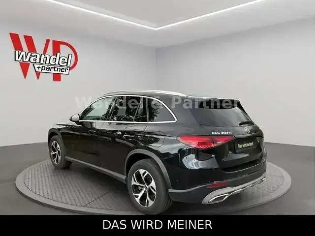 Gebraucht Mercedes GLC300de 136 PS (100 kW) 2023 Schwarz Limousine