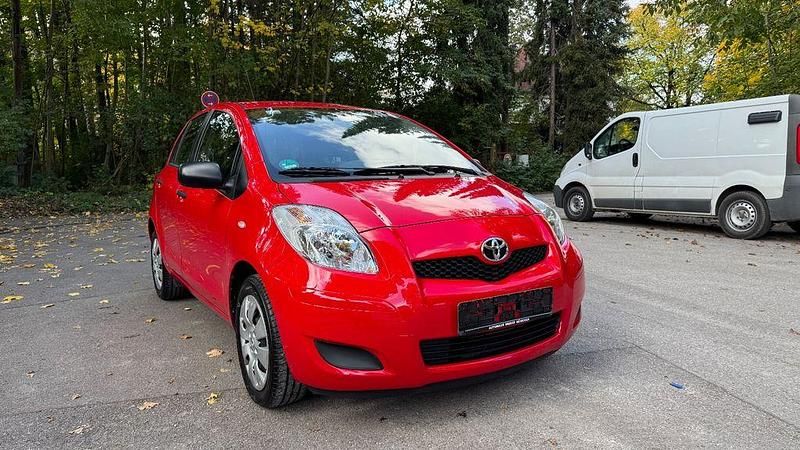 Rot Gebraucht 2009 Toyota Yaris Cool Limousine | 4.050 € (Fairer Preis) - Bild 1/4