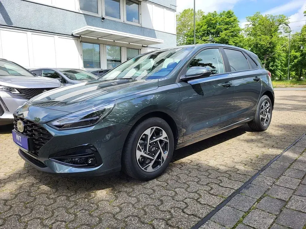 Neu Hyundai i30 GO! 150 PS (110 kW) 2026 Cypress green metallic Limousine
