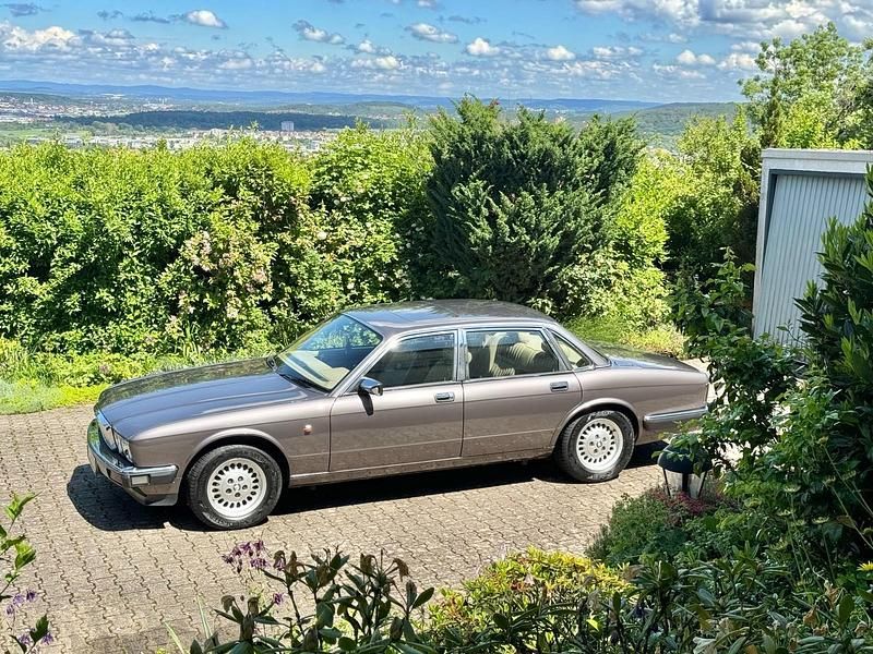 Grau Gebraucht 1990 Jaguar XJ40 Limousine | 11.800 € - Bild 1/4