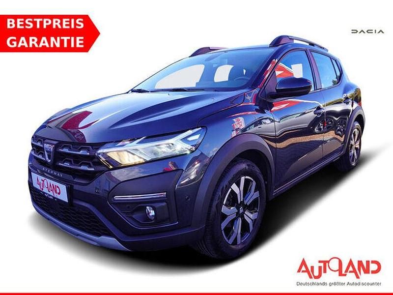 Kometgrau (metallic) Gebraucht 2022 Dacia Sandero Comfort SUV | 16.490 € (Etwas zu teuer) - Bild 1/4