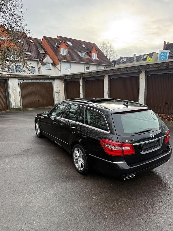 Gebraucht Mercedes E300 205 PS (150 kW) 2013 Schwarz Kombi