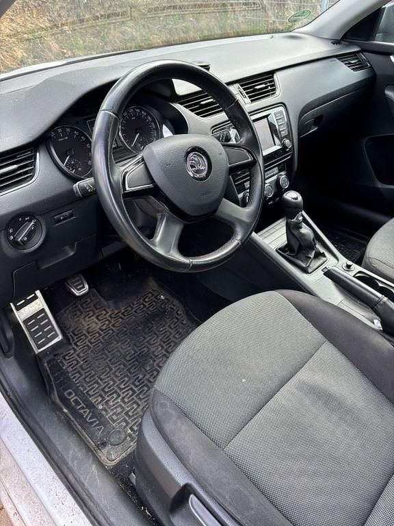 Gebraucht Skoda Octavia Elegance 105 PS (77 kW) 2015 Weiß Kleinwagen