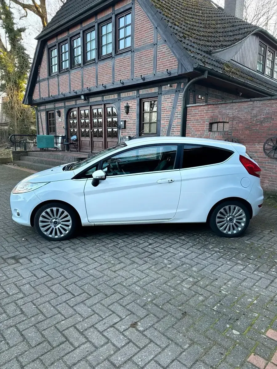 Gebraucht Ford Fiesta Titanium 95 PS (69 kW) 2010 Weiß Limousine