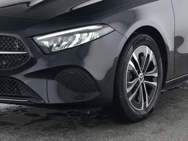 Gebraucht Mercedes A200 Advanced 163 PS (119 kW) 2025 Lack kosmosschwarz Limousine