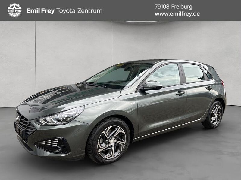 Grau Gebraucht 2023 Hyundai i30 Select Limousine | 18.390 € (Fairer Preis) - Bild 1/4