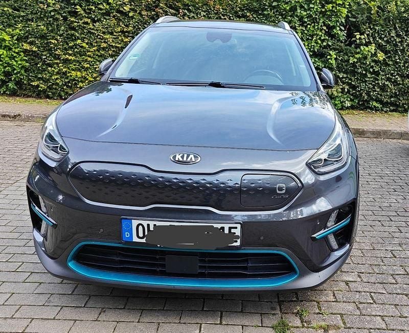 Grau Gebraucht 2019 Kia e-Niro SUV | 20.500 € (Etwas zu teuer) - Bild 1/4