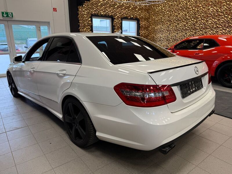 Gebraucht Mercedes E220 AMG 170 PS (125 kW) 2013 Weiß Limousine