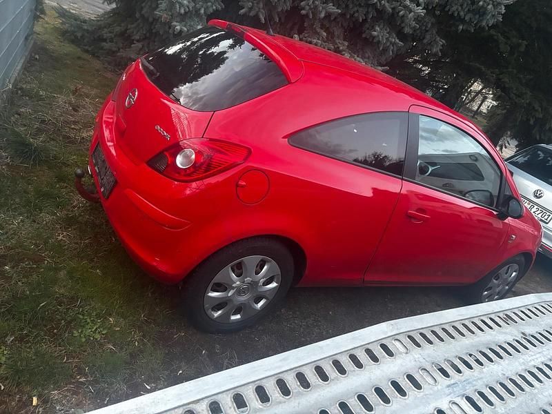 Usata Opel Corsa 75 CV (55 kW) 2011 Rosso Utilitaria