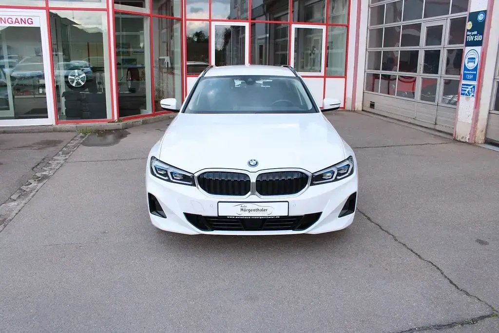 Gebraucht BMW 330e Sport Line 292 PS (214 kW) 2022 Weiß Kombi