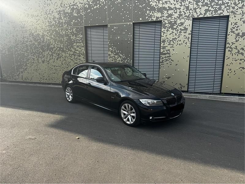 Schwarz Gebraucht 2011 BMW 320 Limousine | 4.400 € (Superpreis) - Bild 1/4