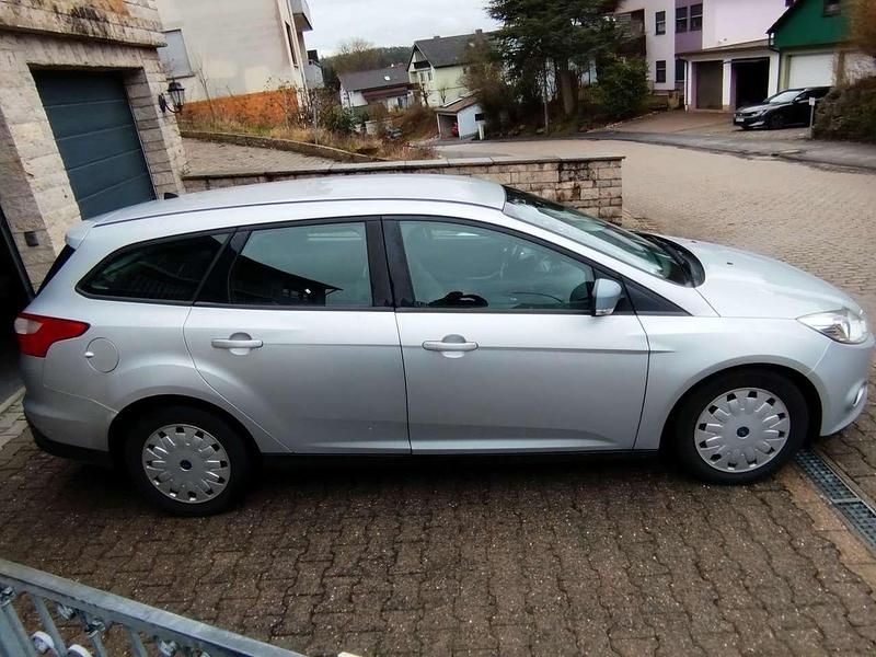 Gebraucht Ford Focus Trend 105 PS (77 kW) 2013 Silber Kombi
