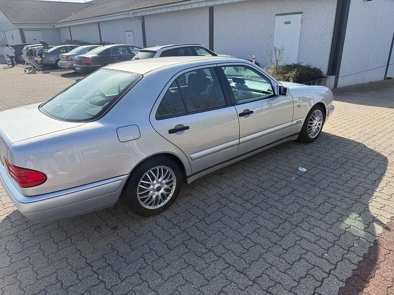 Gebraucht Mercedes E280 Classic 204 PS (150 kW) 1997 Grau Limousine