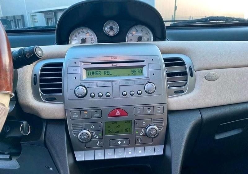 Gebraucht Lancia Ypsilon 95 PS (69 kW) 2009 Silber Kleinwagen