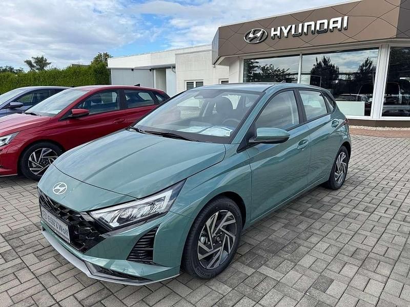 Mangrove green Neu 2025 Hyundai i20 Trend Limousine | 22.990 € (Fairer Preis) - Bild 1/4