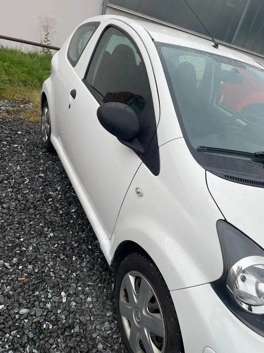Gebraucht Toyota Aygo 68 PS (50 kW) 2011 Weiß Kleinwagen