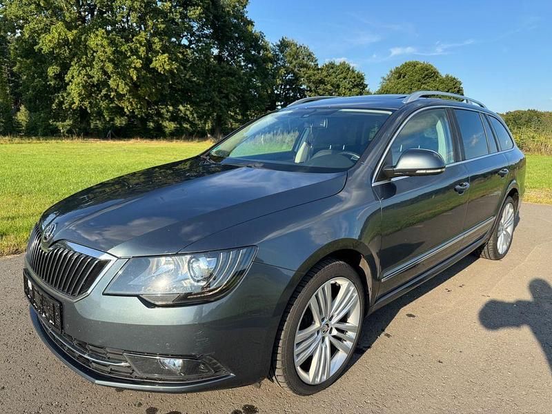 Grau Gebraucht 2014 Skoda Superb Elegance Kombi | 10.700 € (Etwas zu teuer) - Bild 1/4