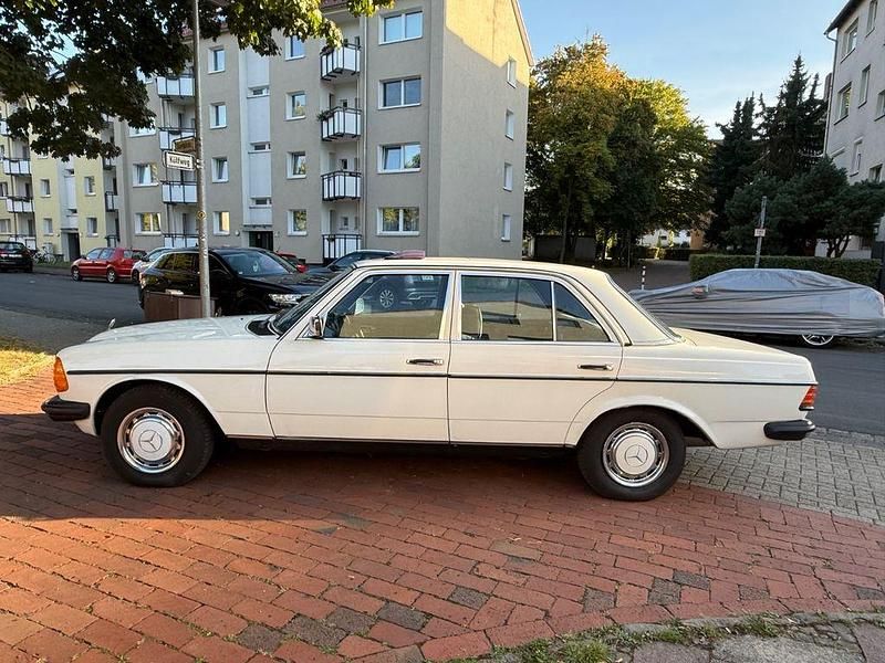 Gebraucht Mercedes 200 60 PS (44 kW) 1979 Weiß Limousine