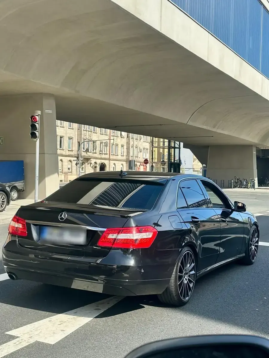 Gebraucht Mercedes E200 184 PS (135 kW) 2010 Schwarz Limousine