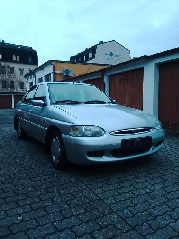 Gebraucht Ford Escort 90 PS (66 kW) 1996 Silber Limousine