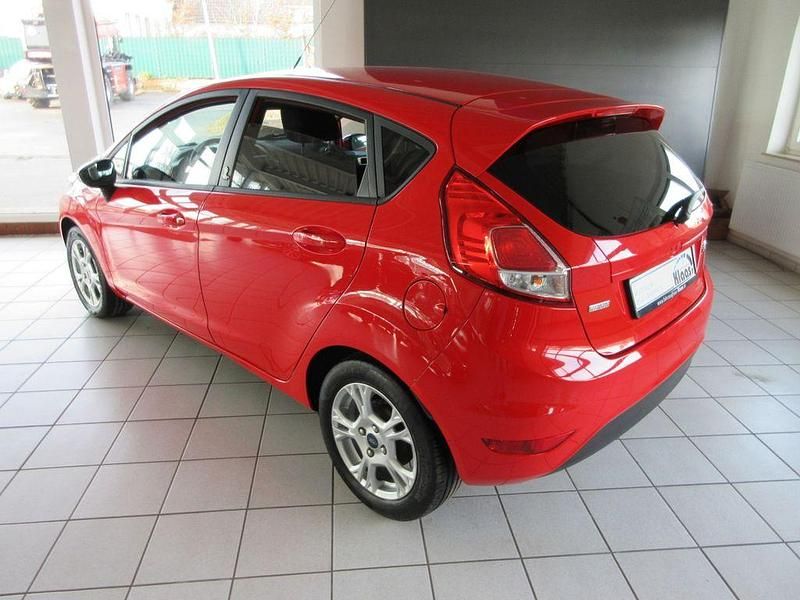 Gebraucht Ford Fiesta 65 PS (47 kW) 2013 Rot Limousine