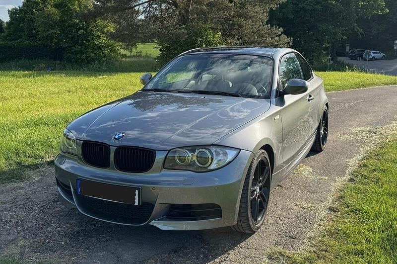 Grau Gebraucht 2010 BMW 135 Performance Kleinwagen | 20.800 € (Etwas zu teuer) - Bild 1/4