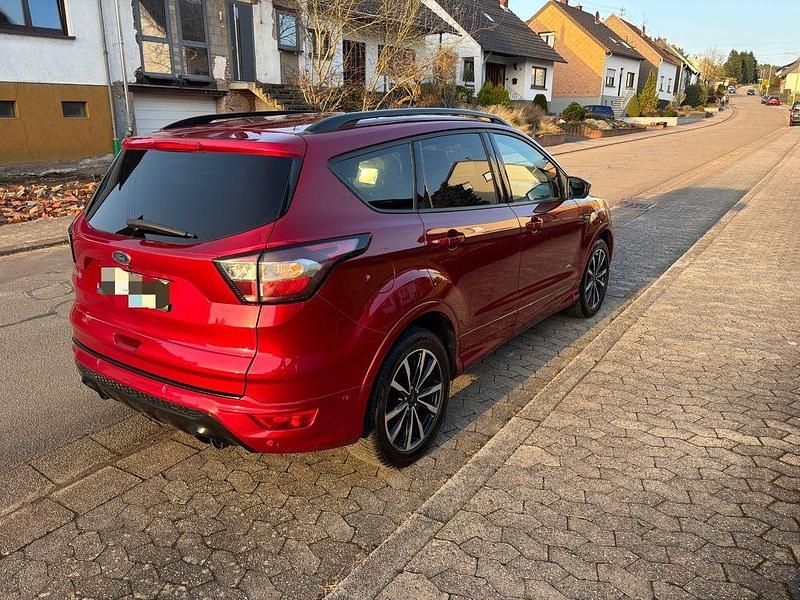 Gebraucht Ford Kuga ST-Line 179 PS (131 kW) 2018 Rot SUV