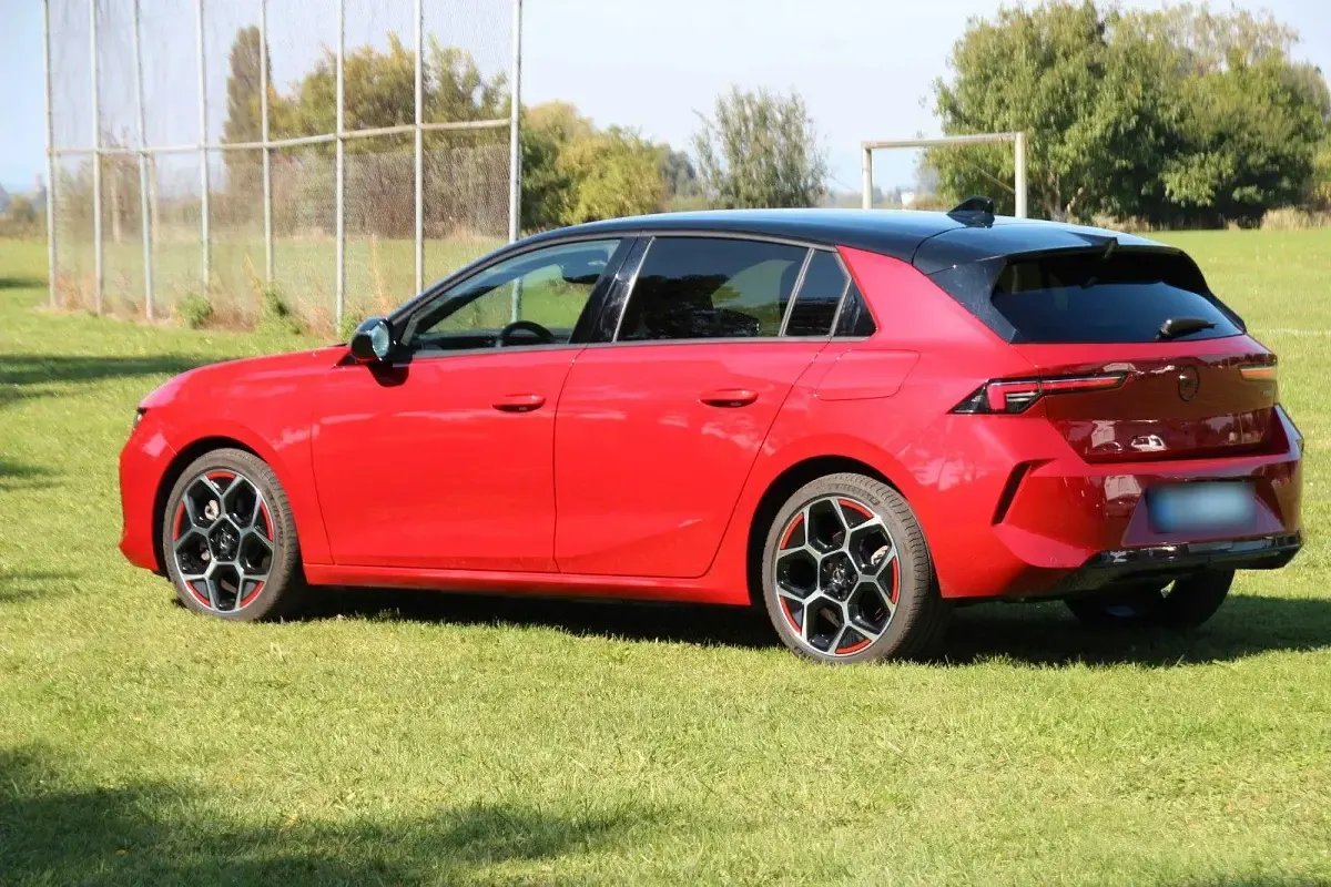 Usata Opel Astra 181 CV (133 kW) 2023 Rosso Utilitaria