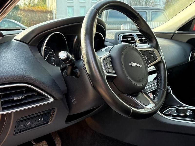 Gebraucht Jaguar XE 179 PS (131 kW) 2017 Rot Limousine