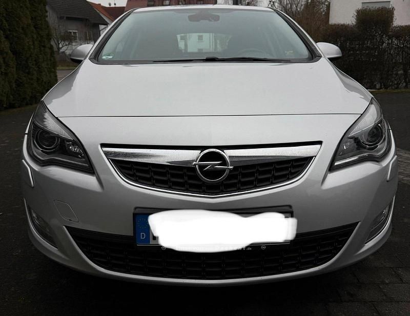 Gebraucht Opel Astra Edition 101 PS (74 kW) 2011 Silber Limousine
