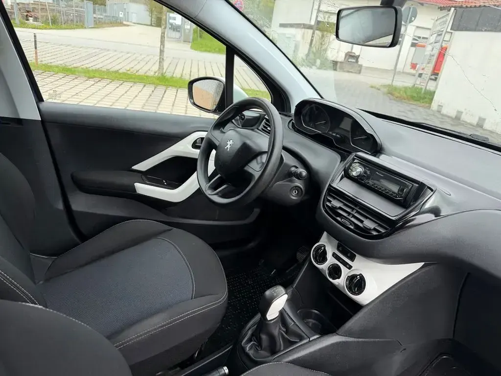 Gebraucht Peugeot 208 68 PS (50 kW) 2015 Kleinwagen