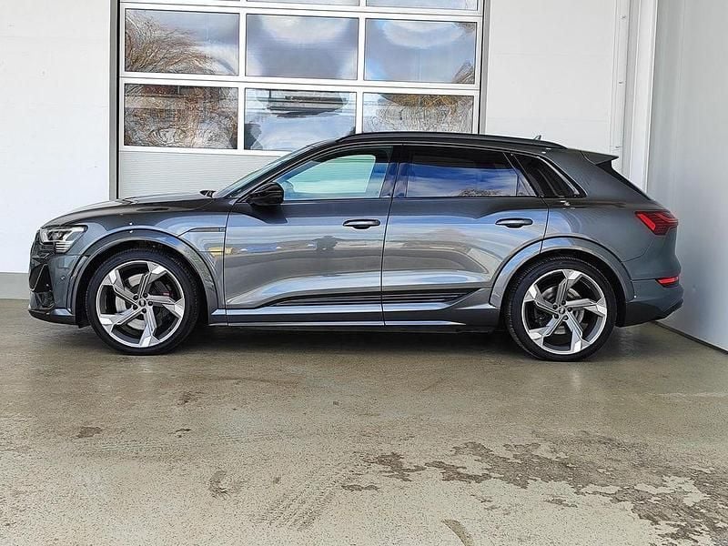 Gebraucht Audi e-tron Ambiente 369 kW (503 PS) 2022 Daytonagrau perleffekt SUV