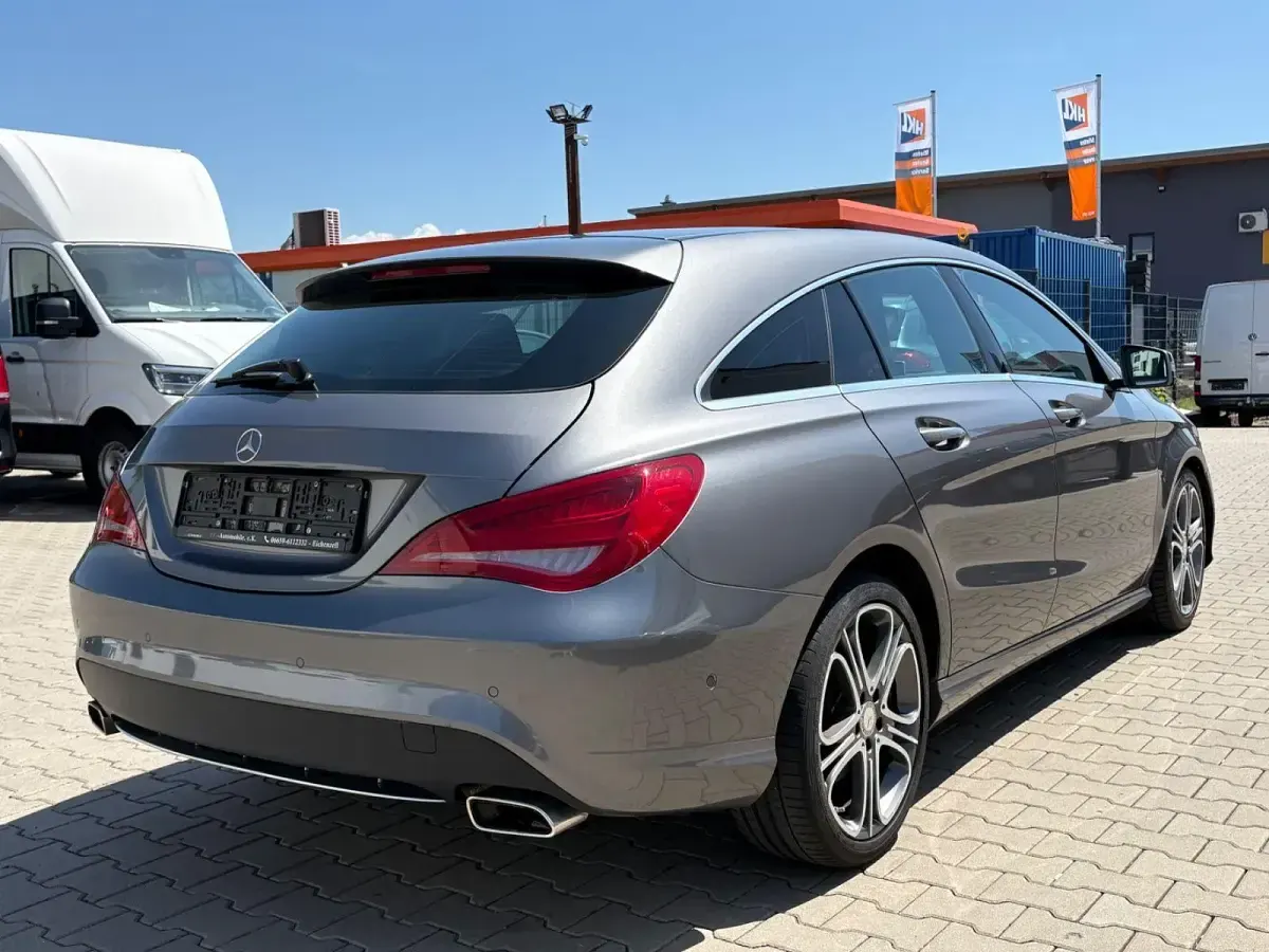 Gebraucht Mercedes CLA180 Shooting Brake 122 PS (89 kW) 2015 Grau Kombi