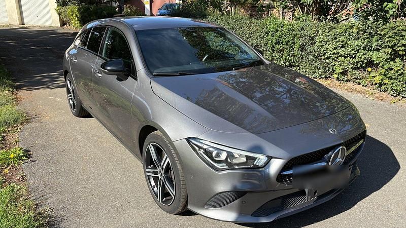 Grau Gebraucht 2020 Mercedes CLA220 Shooting Brake Kombi | 17.700 € (Guter Preis) - Bild 1/4