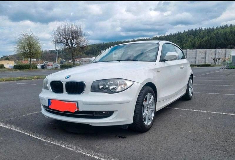 Weiß Gebraucht 2010 BMW 116 Kleinwagen | 3.500 € (Fairer Preis) - Bild 1/4