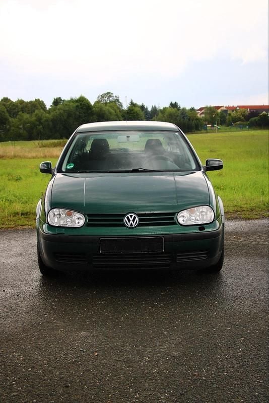 Grün Gebraucht 2001 VW Golf IV Kleinwagen | 2.999 € - Bild 1/4