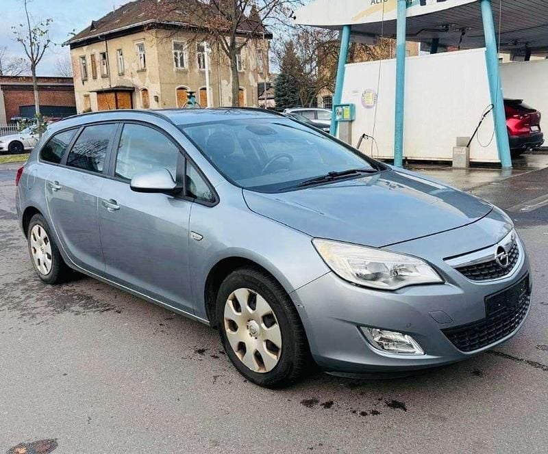 Gebraucht Opel Astra Design Edition 101 PS (74 kW) 2011 Grau Kombi