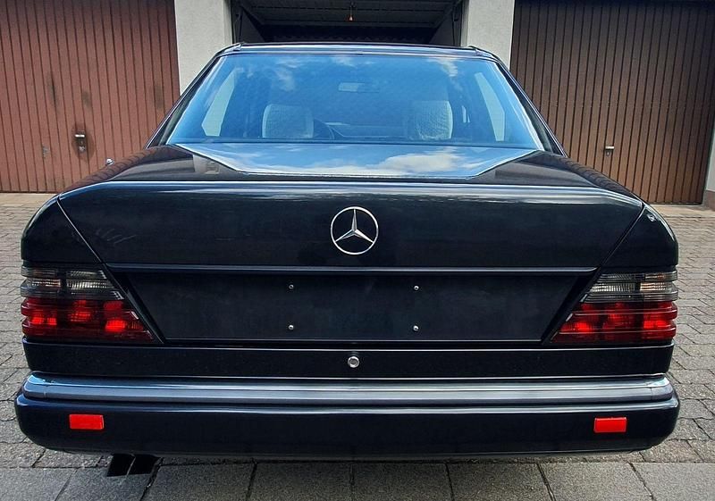 Gebraucht Mercedes 300 113 PS (83 kW) 1992 Schwarz Limousine