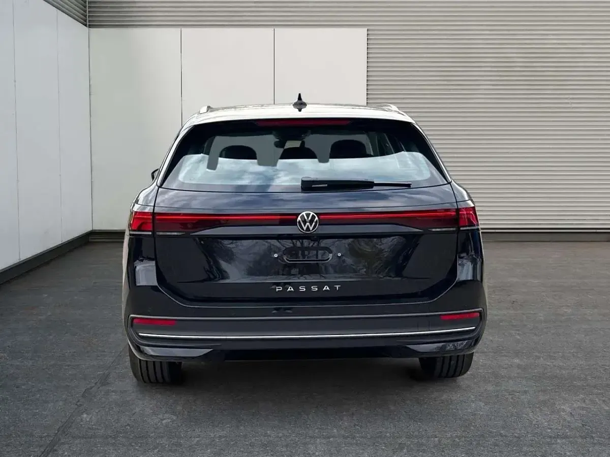 Neu VW Passat Business 150 PS (110 kW) 2025 Grenadillschwarz metallic Kombi