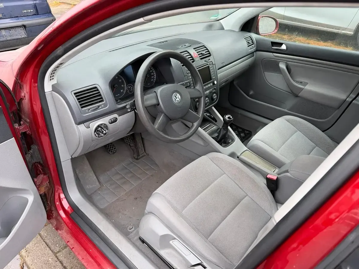 Second-hand VW Golf IV 90 CP (66 kW) 2004 Roșu Berlinǎ