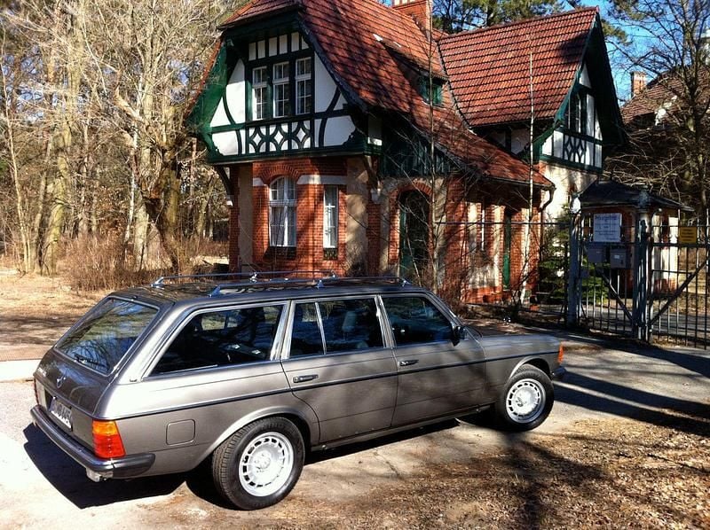 Grau Gebraucht 1983 Mercedes E280 Kombi | 36.890 € - Bild 1/4