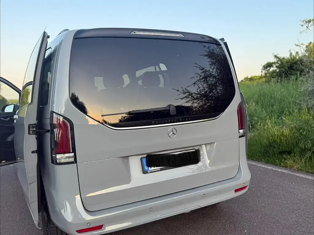 Gebraucht Mercedes V250 Style 190 PS (139 kW) 2025 Grau Van / Kleinbus