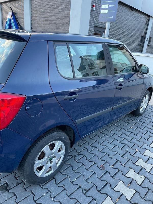 Gebraucht Skoda Fabia 69 PS (50 kW) 2011 Blau Limousine