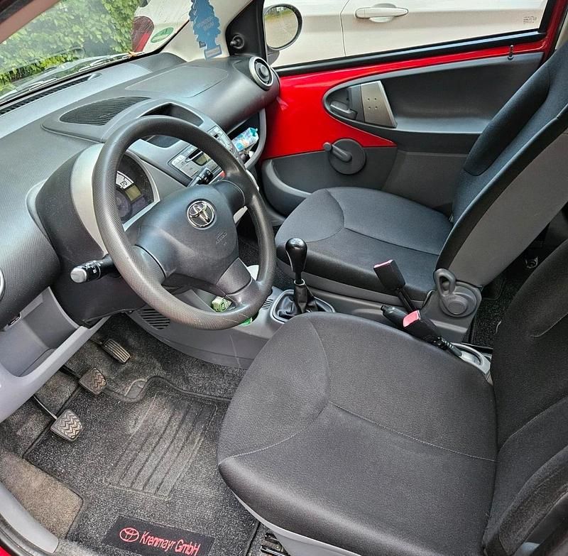 Gebraucht Toyota Aygo 68 PS (50 kW) 2008 Rot Kleinwagen
