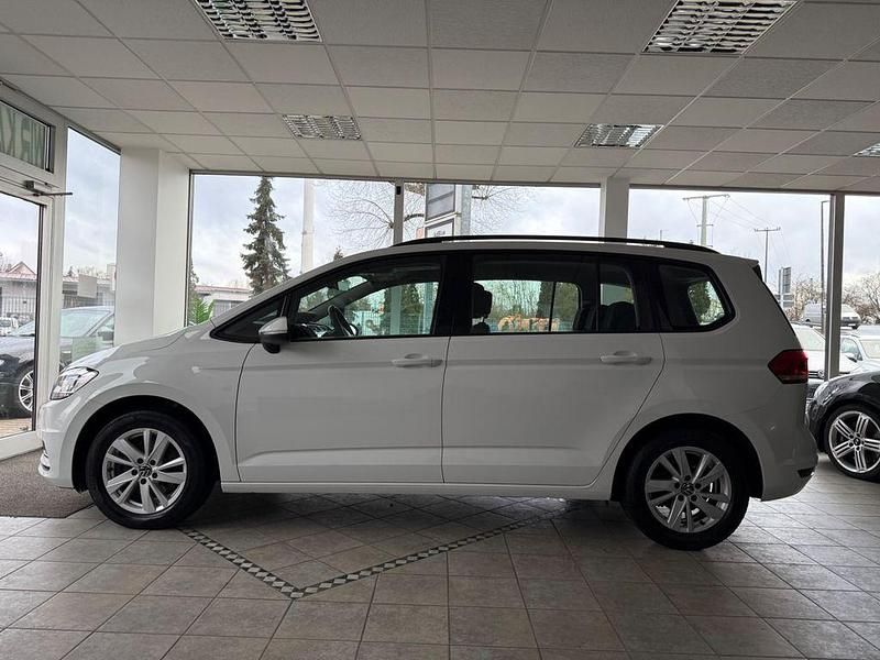 Gebraucht VW Touran Comfortline 122 PS (89 kW) 2023 Weiß Van / Kleinbus