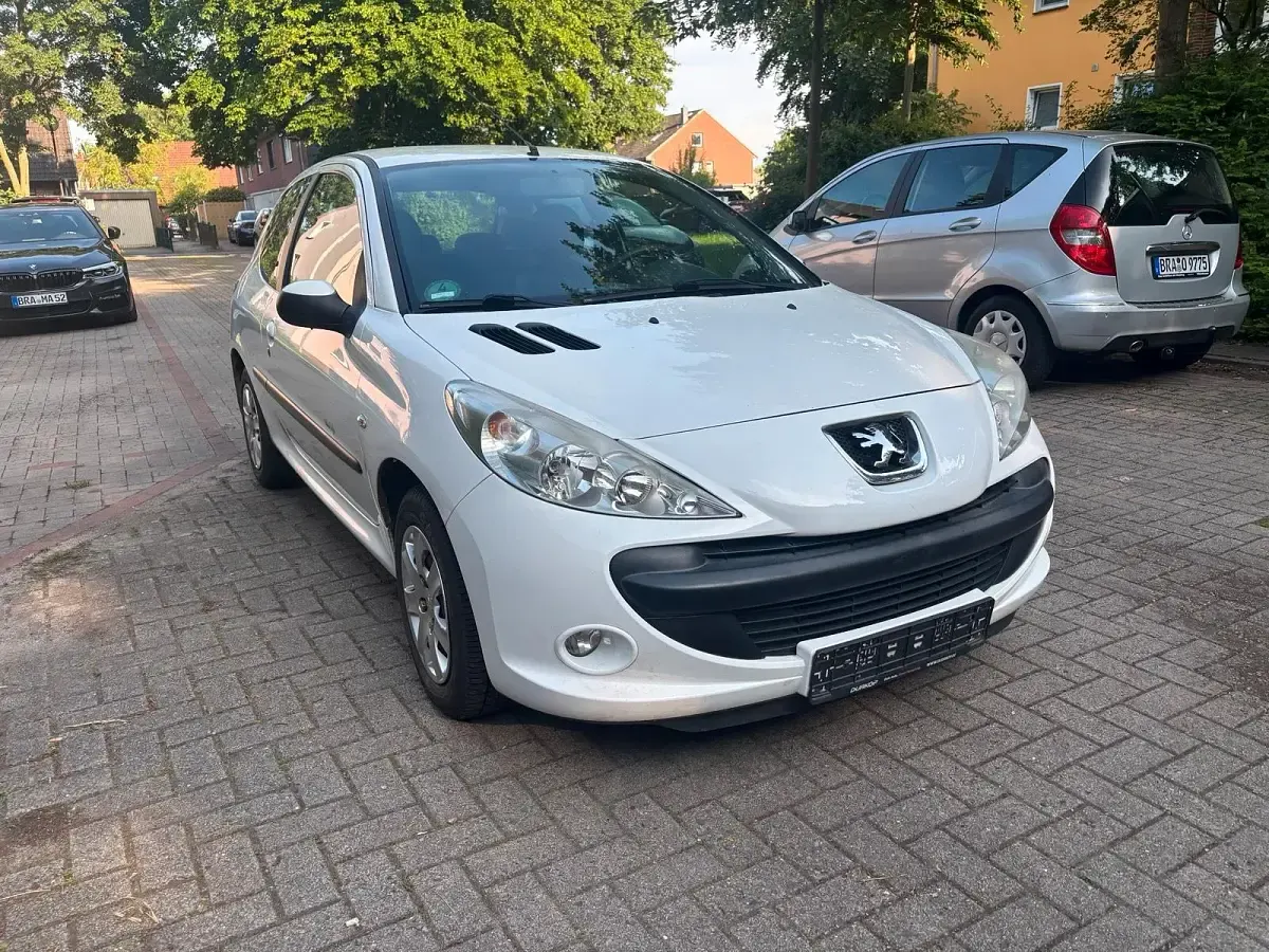 Gebraucht Peugeot 206+ 60 PS (44 kW) 2011 Weiß Kleinwagen