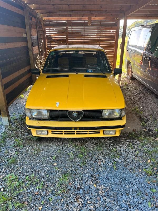 Gelb Gebraucht 1984 Alfa Romeo Giulietta Kleinwagen | 3.300 € - Bild 1/4