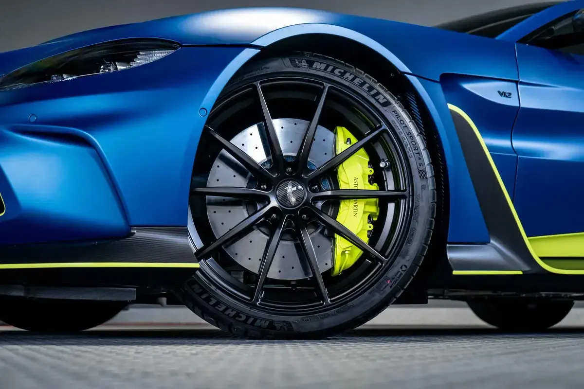 Gebraucht Aston Martin V12 Vantage 700 PS (514 kW) 2022 Satin ming blue Coupé
