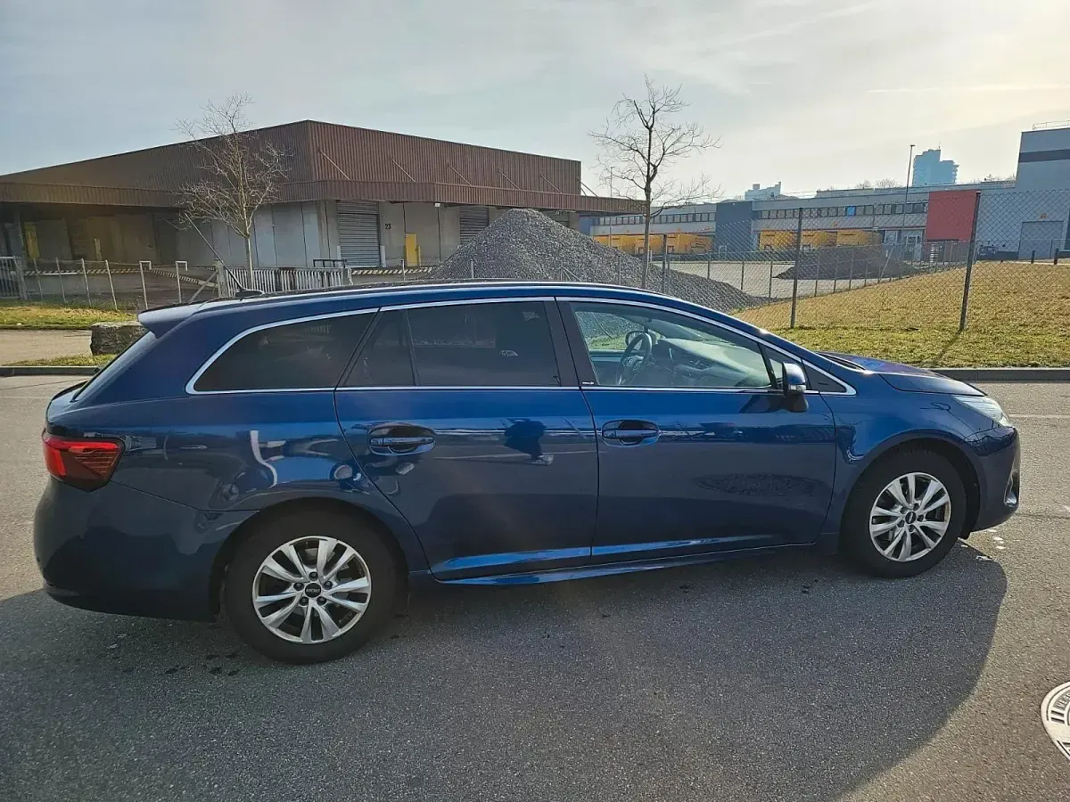 Gebraucht Toyota Avensis Edition-S 147 PS (108 kW) 2017 Blau Kombi