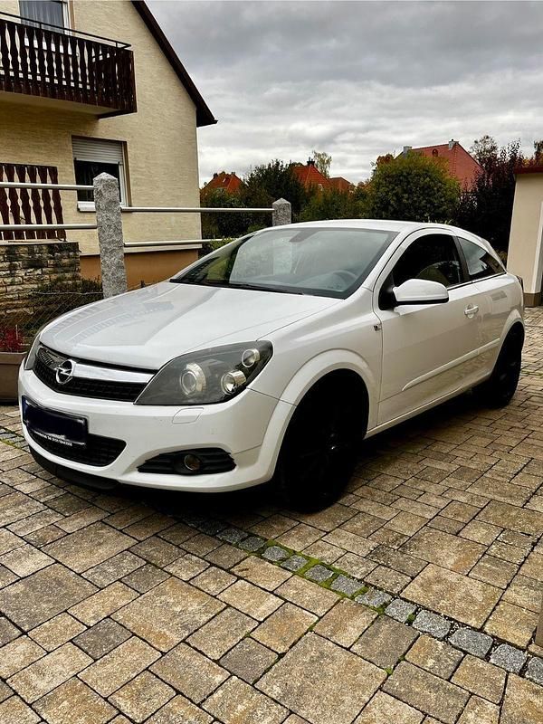 Weiß Gebraucht 2008 Opel Astra GTC Innovation Limousine | 3.500 € (Fairer Preis) - Bild 1/4
